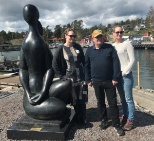 Kjell Andersson med döttrar vid statyn på Fyrudden