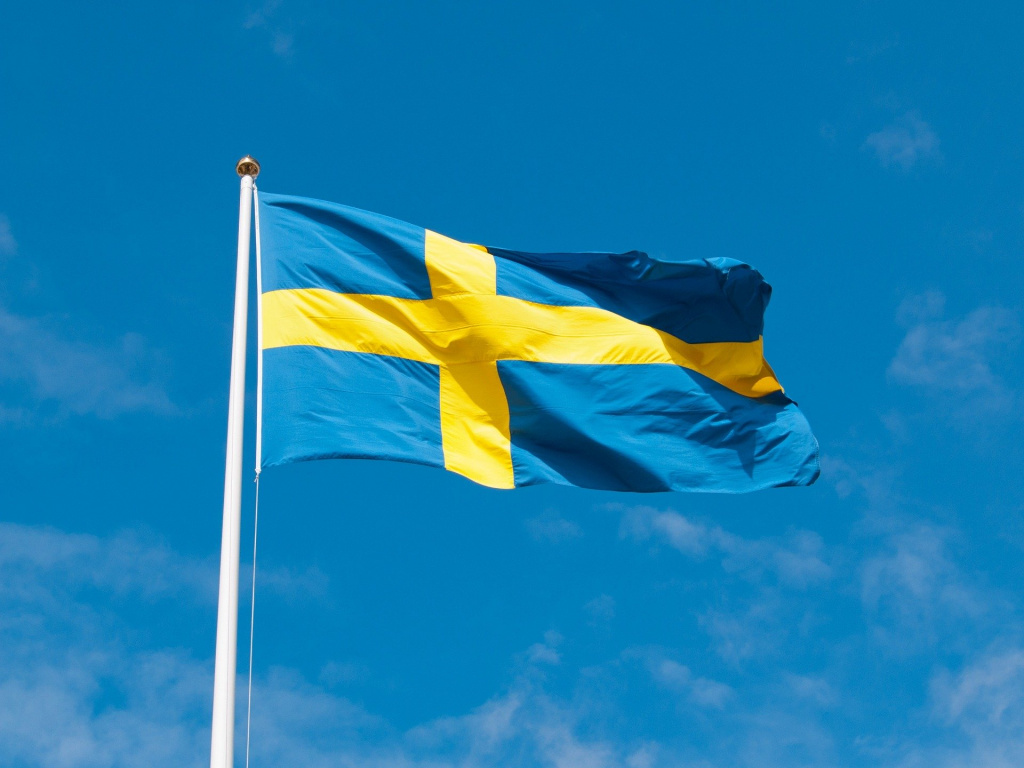 Svenska flaggan mot blå himmel