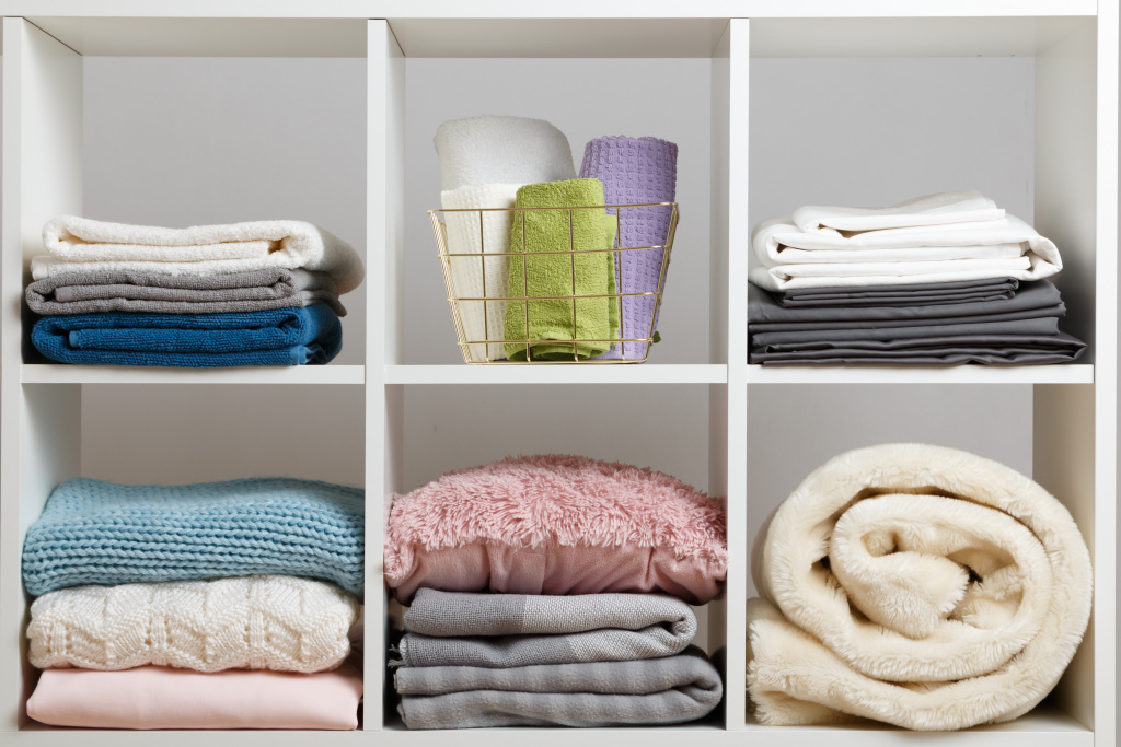 Hylla med plats för handdukar, lakan, filtar och täcken.