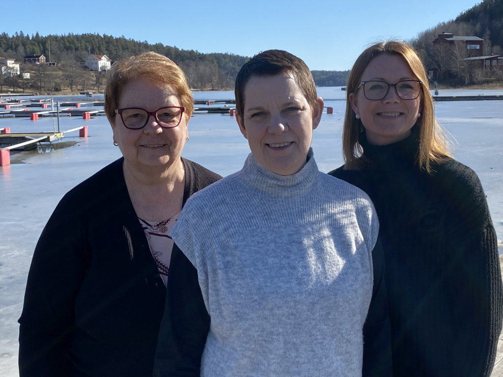 Bemanningsenheten med Lehna, Jessica och Susanne på bryggan framför vattnet i centrala Valdemarsvik