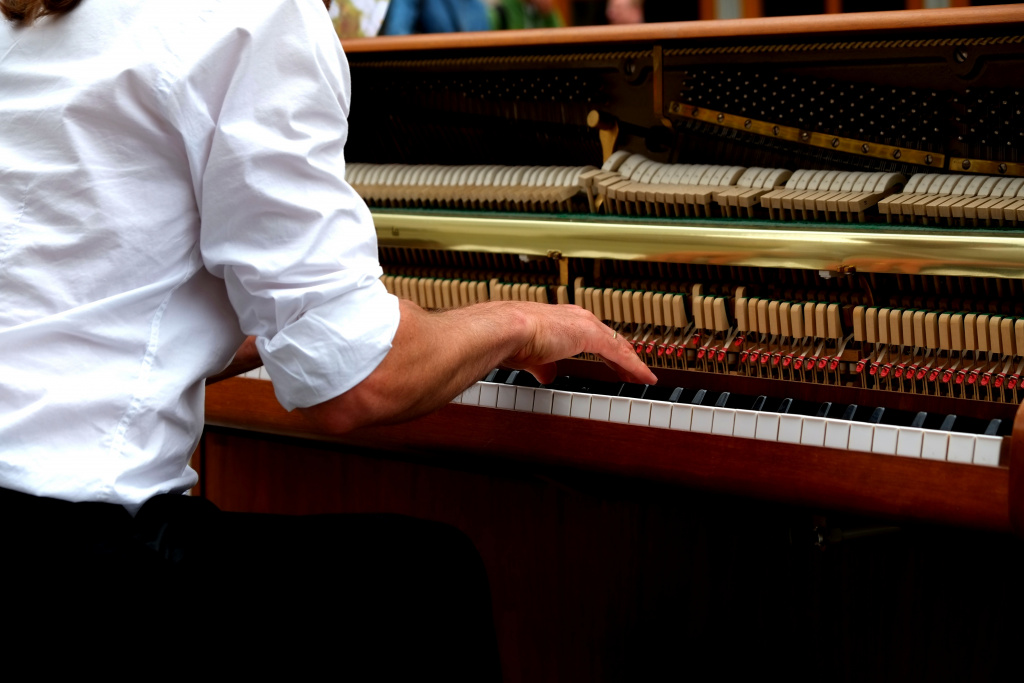 Person som spelar orgel